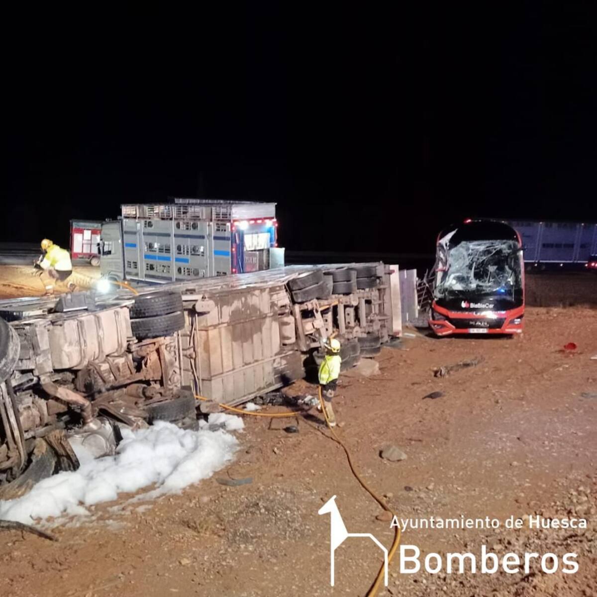 Colisión de un autobús contra un camión previamente accidentado en la rotonda de Quicena