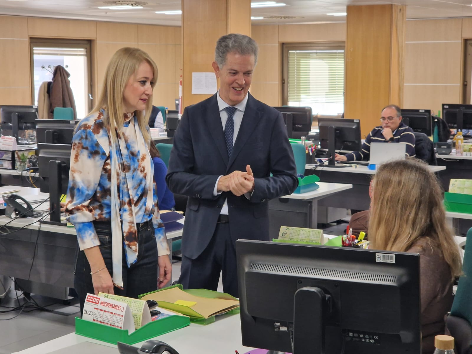 La delegada del Gobierno en la Región, Mariola Guevara, y el director provincial del INSS, José Antonio Morales