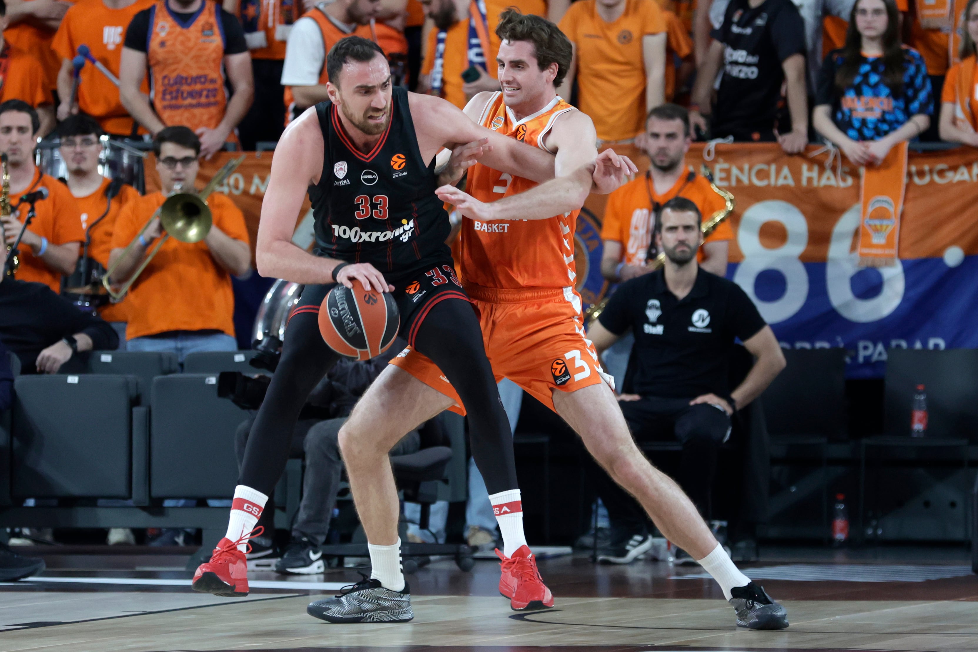 VALENCIA, 24/03/2026.- El jugador del Valencia Basket Nate Reuvers (dcha) defiende ante el jugador del Olympiakos Milutinov, durante el partido de la EuroLiga que enfrenta al Valencia Basket y al Olympiakos, este martes en el pabellón Roig Arena de Valencia. EFE/Miguel Ángel Polo