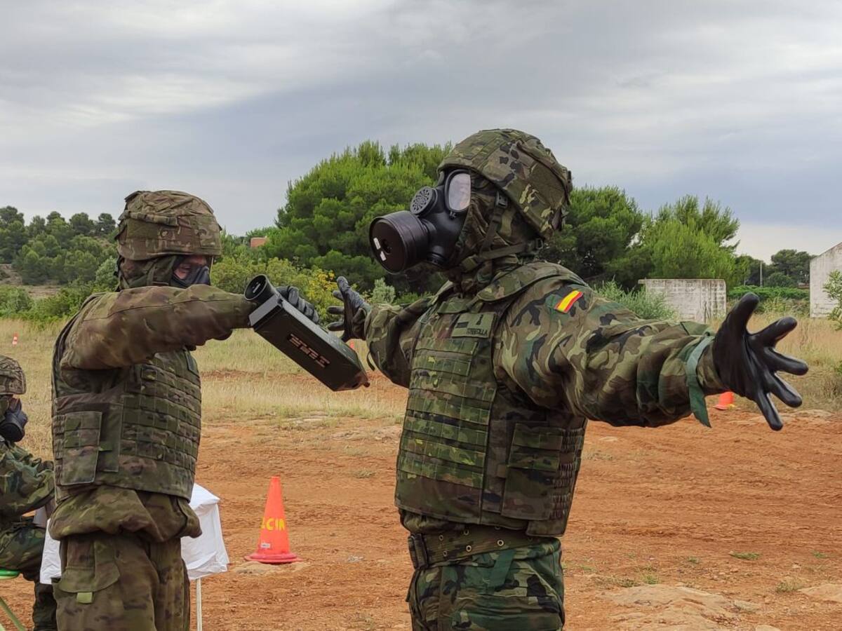 El Ejército se entrena en Castelló para el proceso de descontaminación de personas, vehículos y espacios