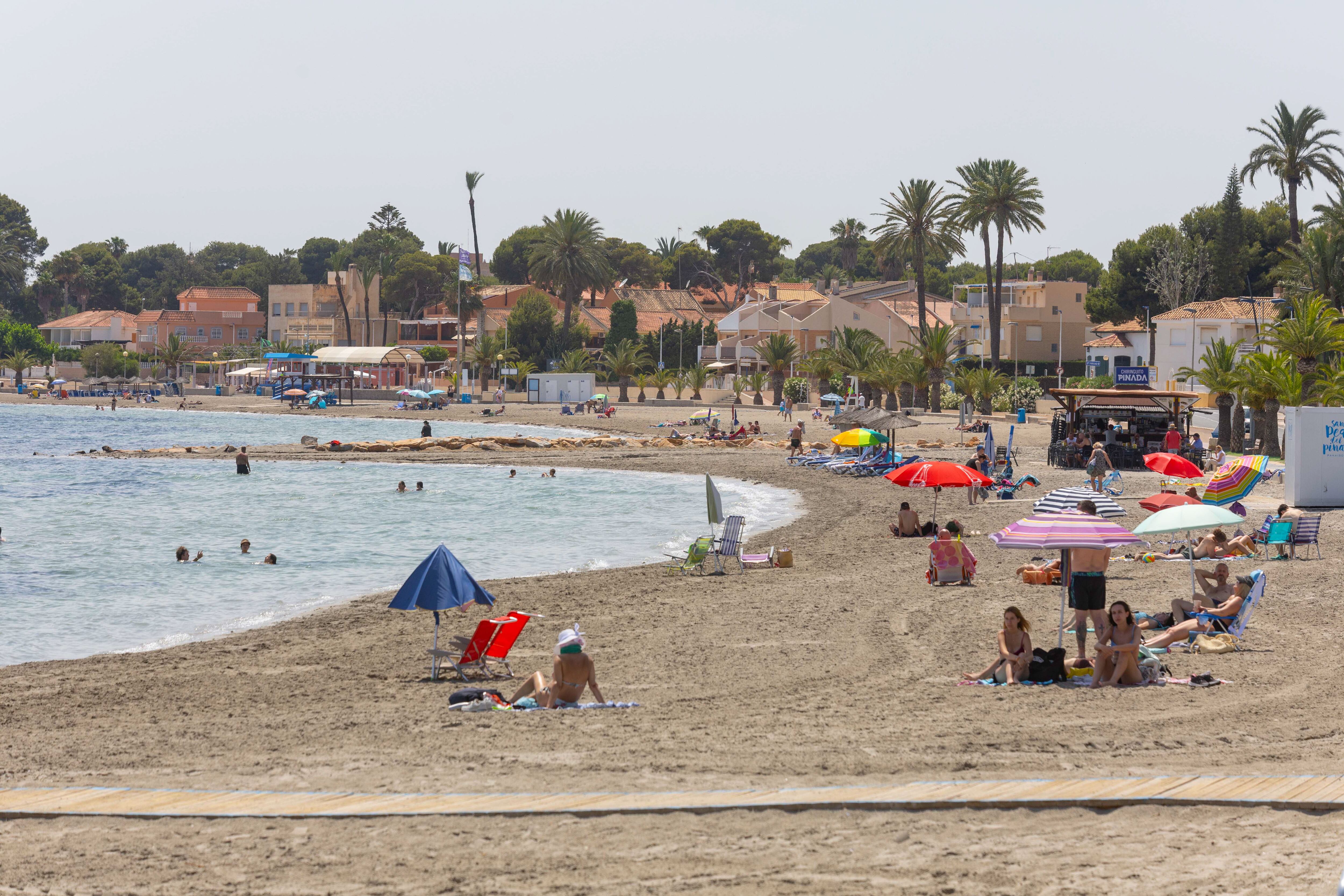 Varias personas toman el sol en la Playa de La Puntica de San Pedro del Pinatar, (Murcia), en medio del calor sofocante