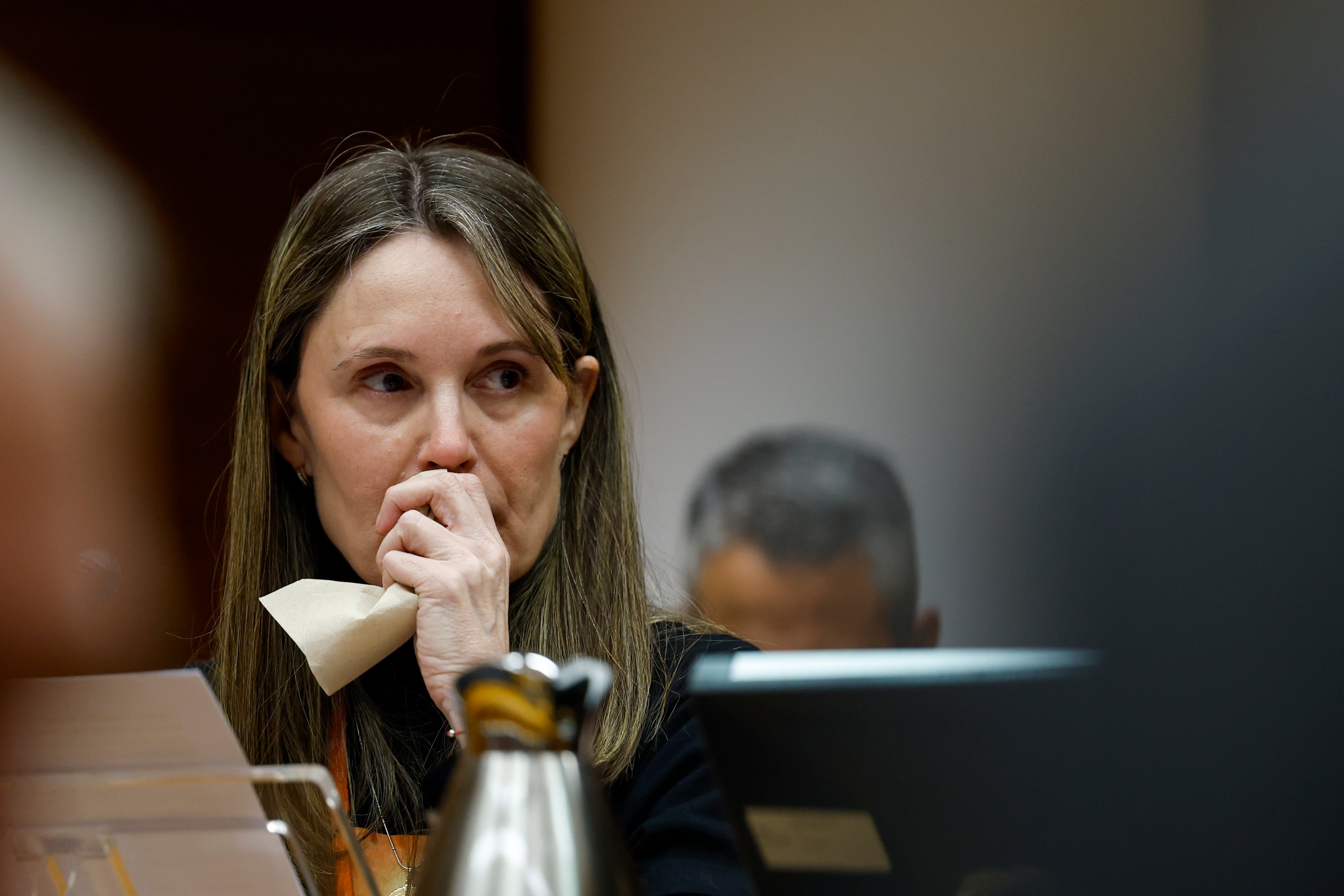 La presidenta de Asociación de Víctimas Mortales de la Dana, Rosa Álvarez, durante la comisión de investigación sobre de la dana de Les Corts Valencianes, donde comparece este martes, casi 16 meses después de las inundaciones. EFE/Ana Escobar