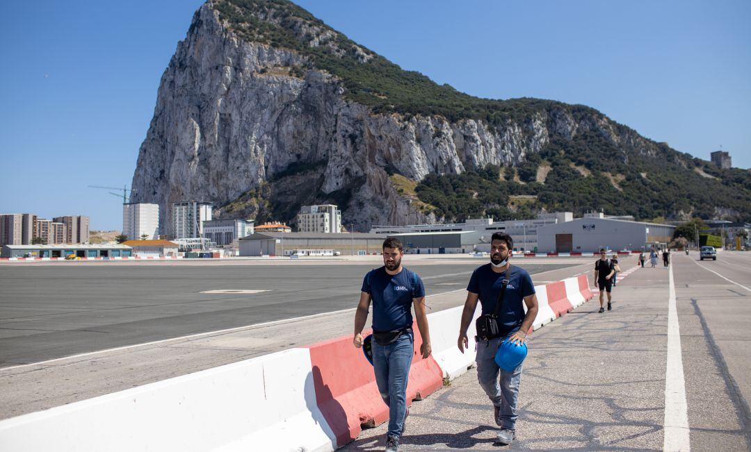 Dos hombres paseando en Gibraltar.