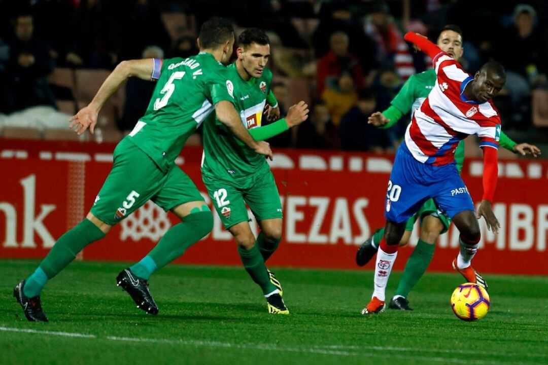 El jugador del Granada Adrián Ramos se va de tres futbolistas del Elche