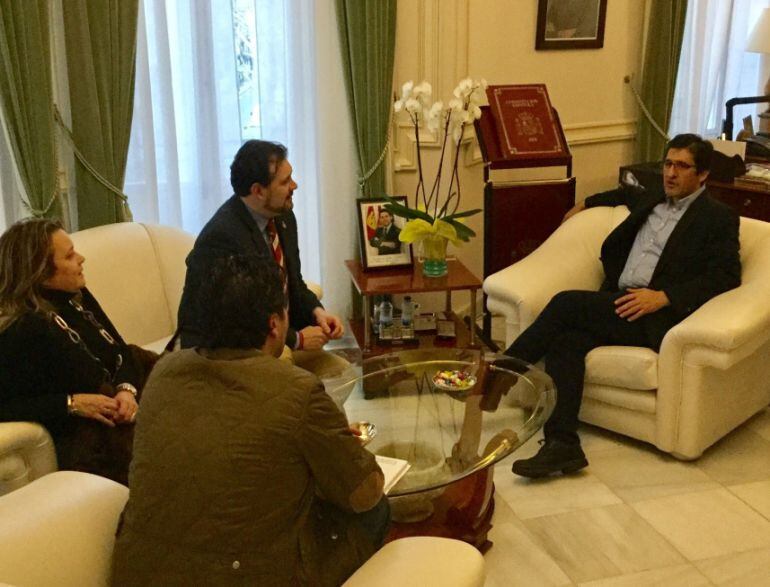 José Manuel Caballero en la reunión con los representantes de la Asociación de Cofradías