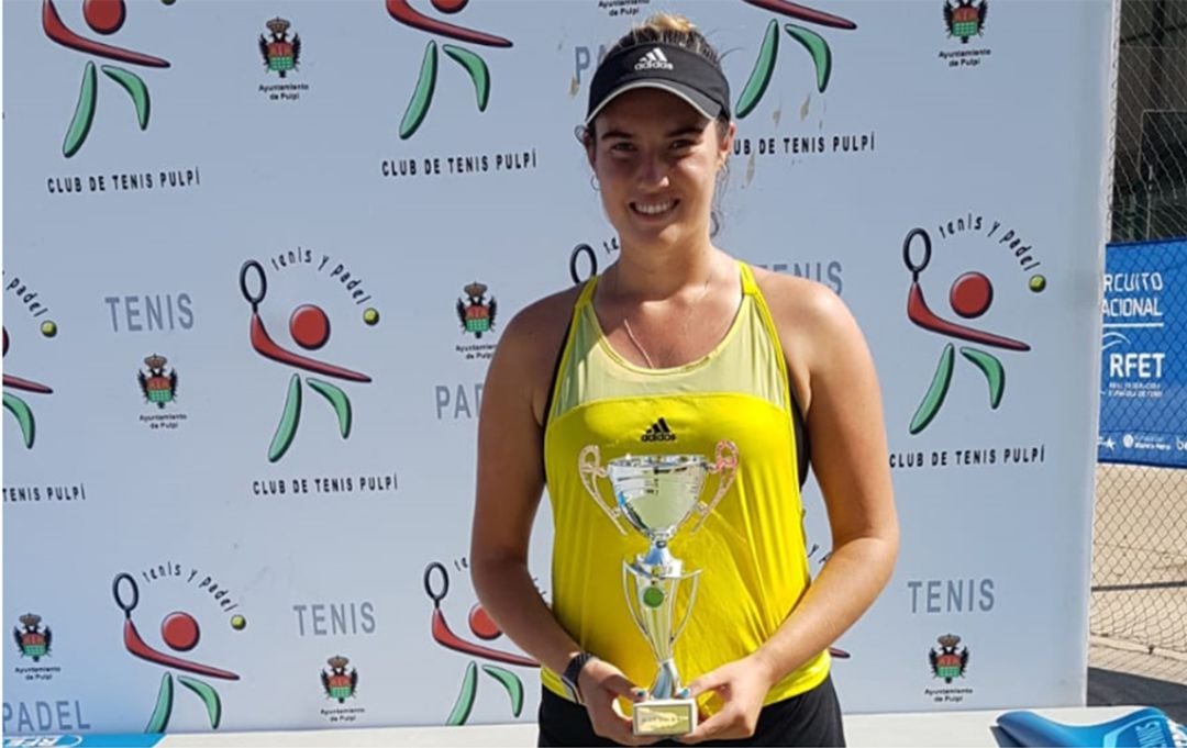 Andrea Redondo con su trofeo.