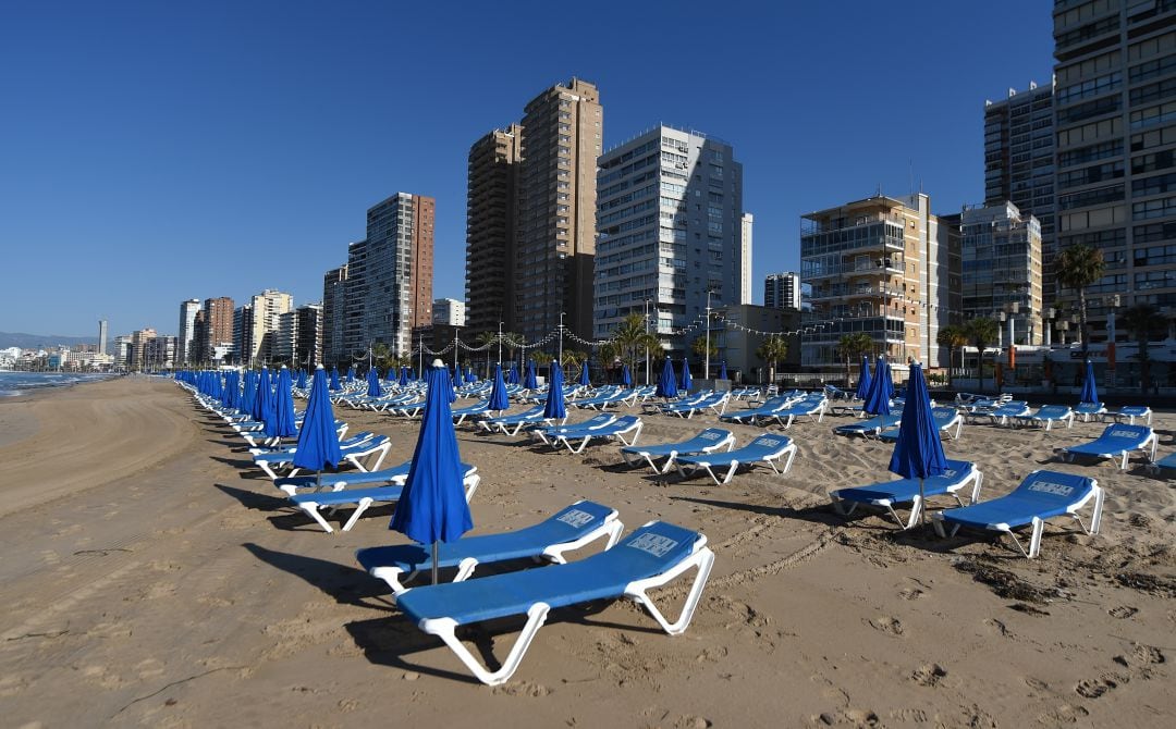 Hamacas en una de las playas de Benidorm manteniendo la distancia de seguirdad