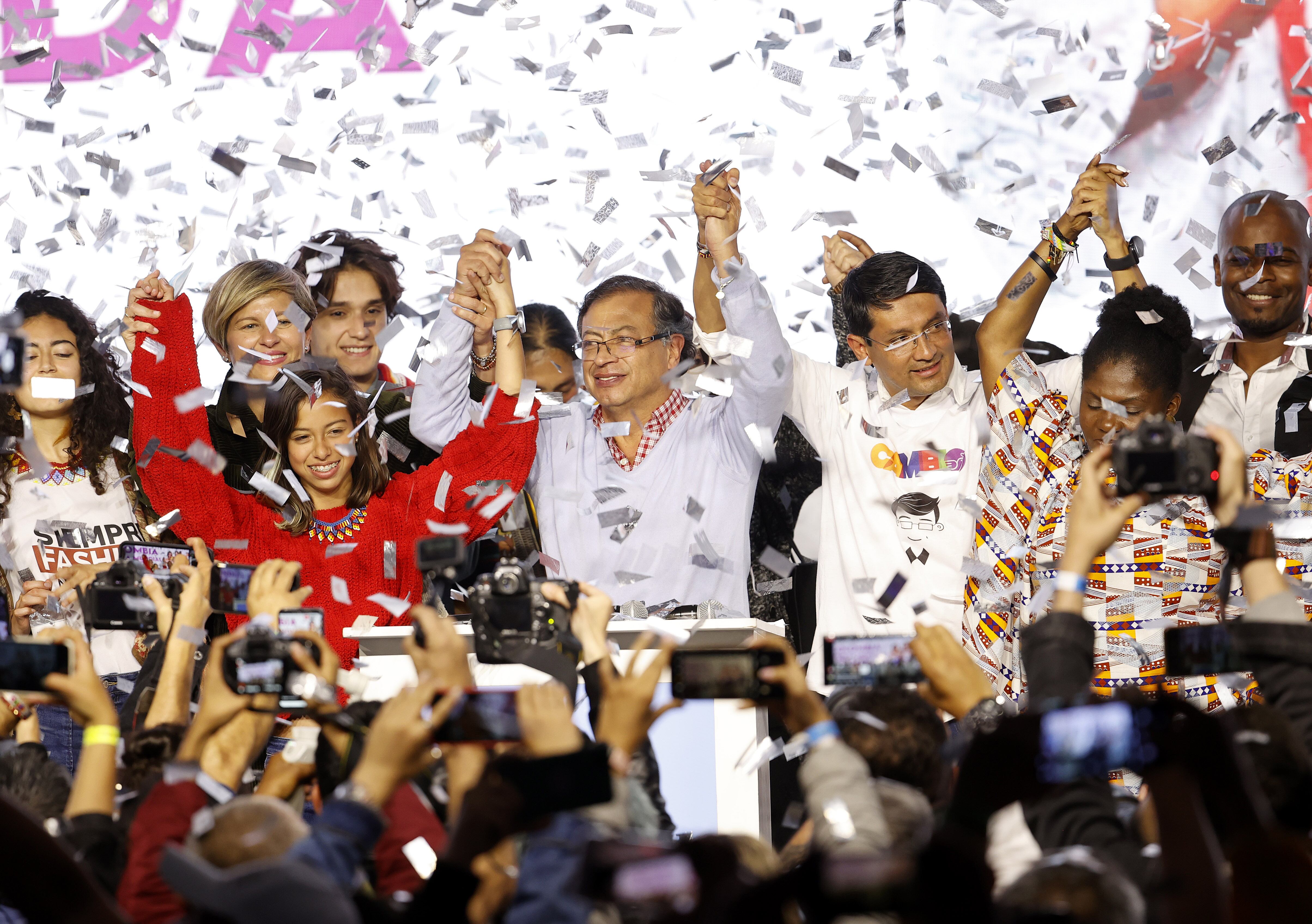 Gustavo Petro (c), candidato a la Presidencia de Colombia del Pacto Histórico.