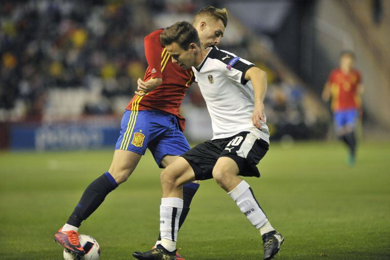 El delantero de la selección española Gerard Deulofeu y el jugador de Austria, Schaub luchan por el balón durante el partido de Fútbol Internacional Sub 21.