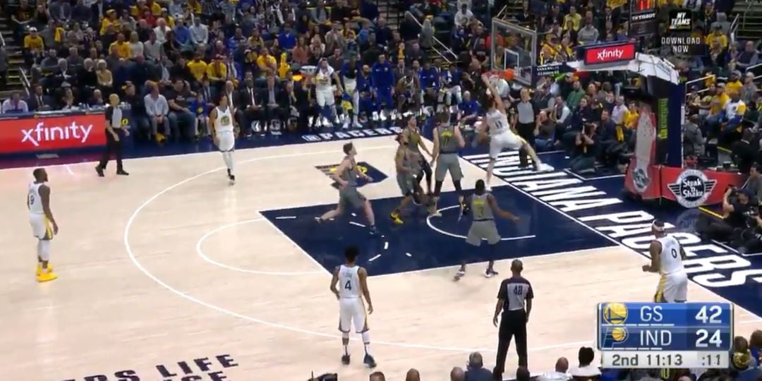 La imagen del momento en el que Klay Thompson logró realizar un mate ante los Pacers