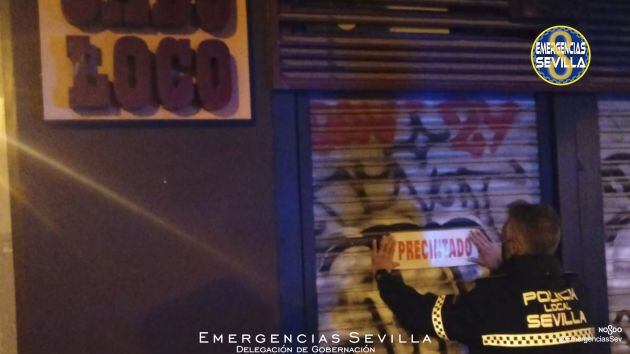 Establecimiento precintado por la policía local de Sevilla
