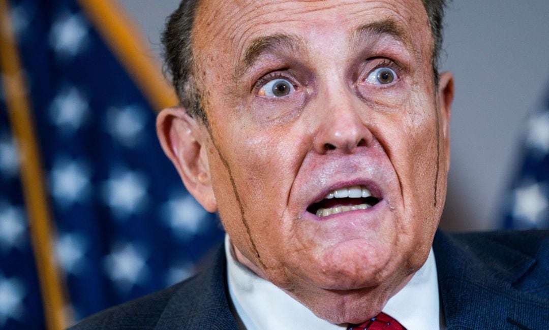 El abogado del presidente de los Estados Unidos Donald Trump, Rudy Giuliani, suda el tinte de su pelo y le gotea por el rostro.