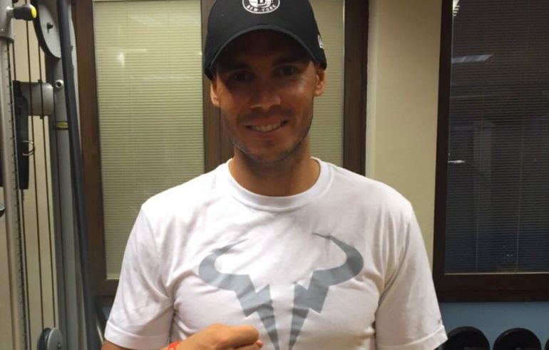 Nadal posa con una pulsera para fines solidarios