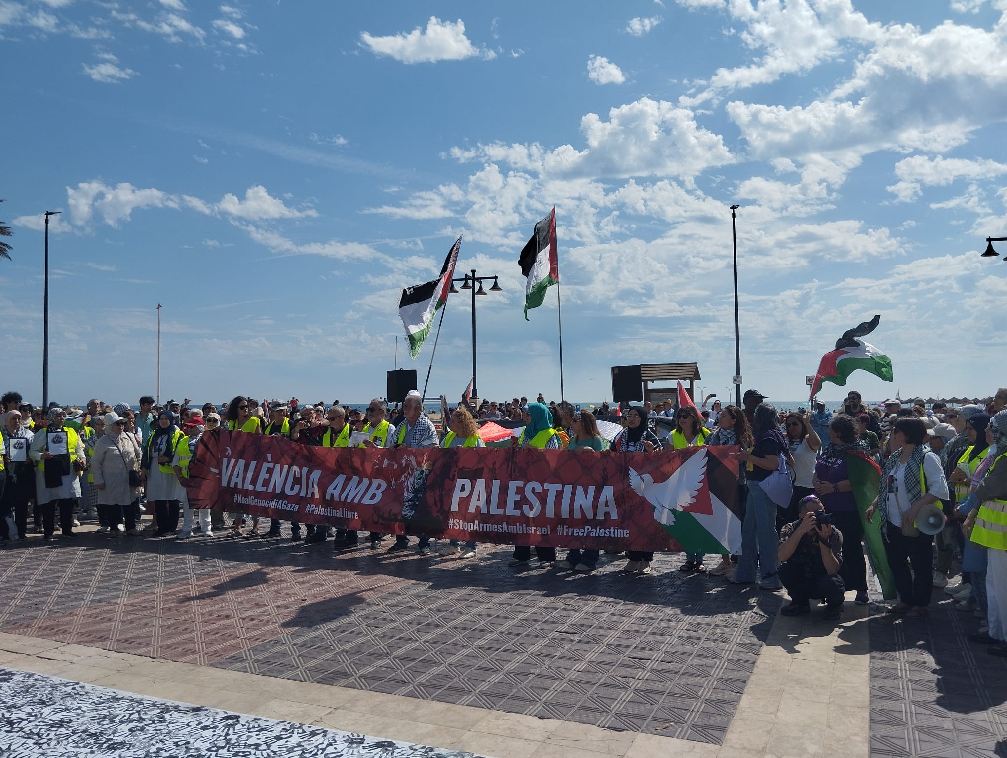 Una cadena humana pide en València el alto el fuego en Gaza