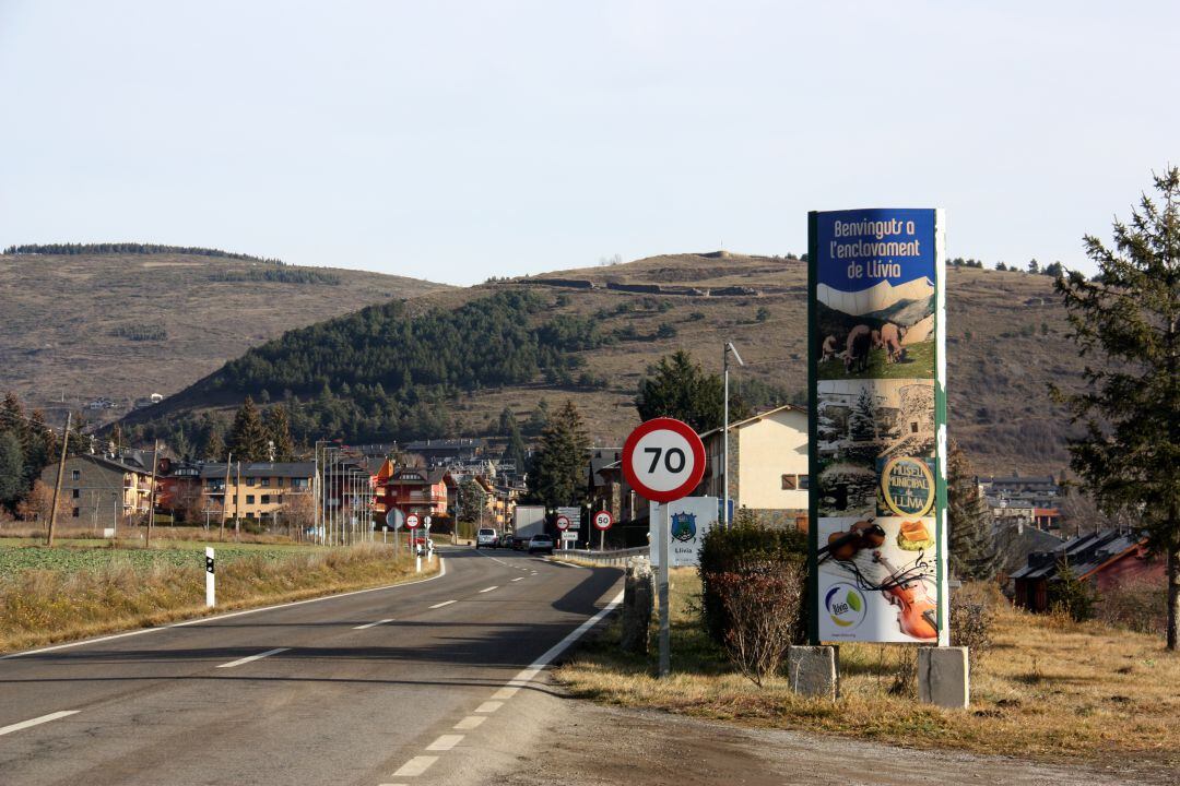 Entrada a Llívia des de Puigcerdà on hi ha un cartell que dona la benvinguda a l&#039;enclavament