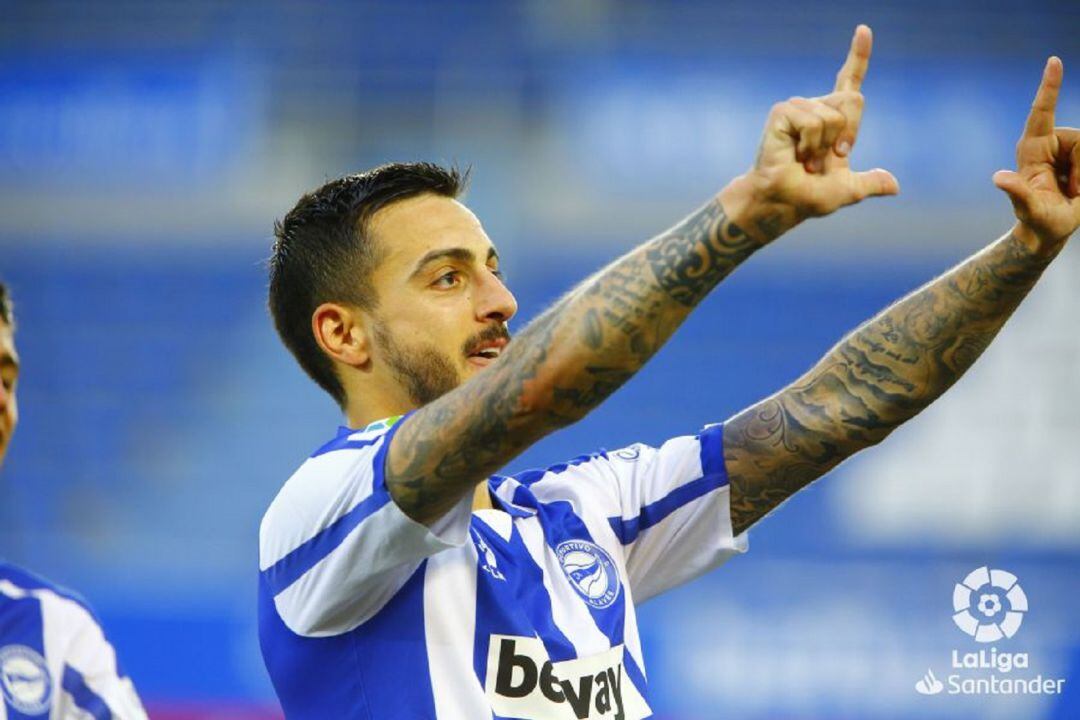 Joselu celebra su último gol de la temporada contra el Granada.