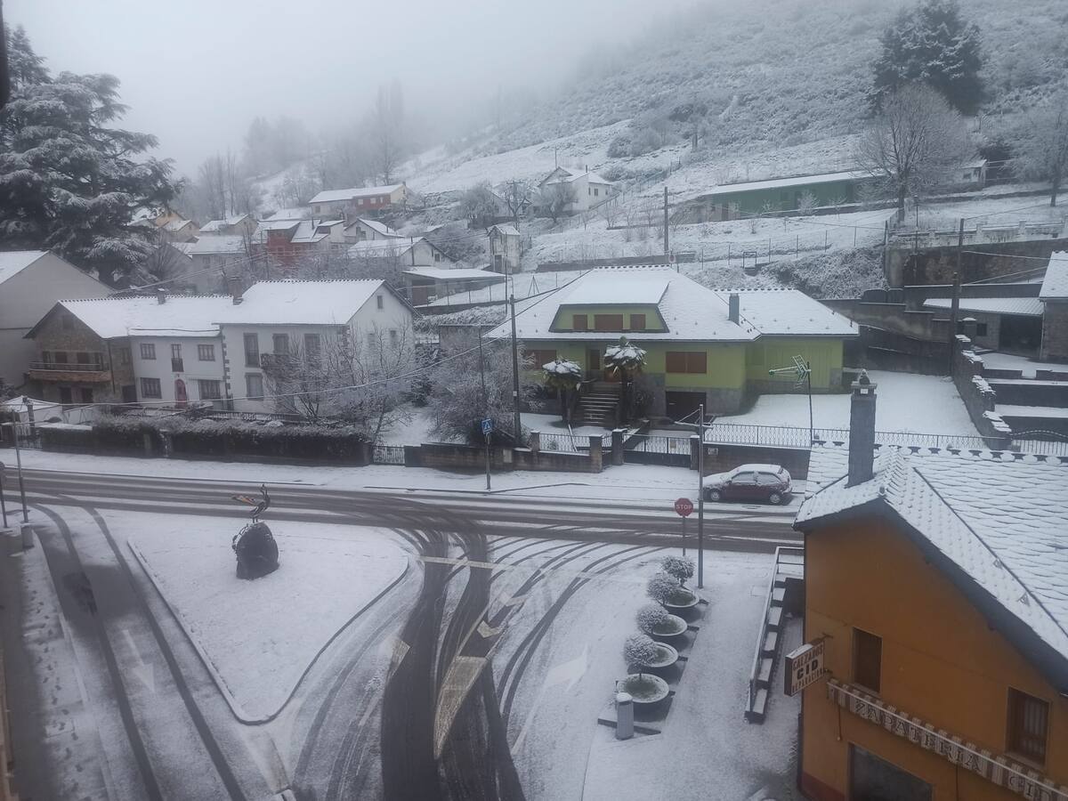 La nieve hace acto de presencia en Villablino después de casi un año