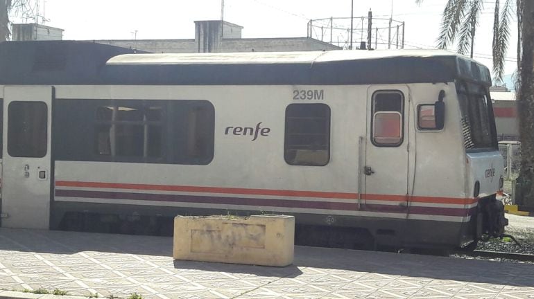 Un tren de la línea de cercanías en uno de los andenes de la estación del Carmen de Murcia