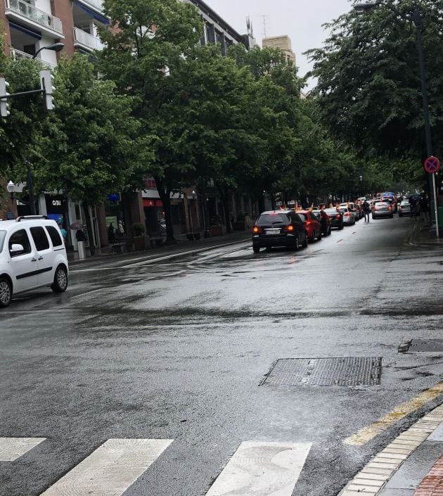 Una treintena de coches vuelven de Sagrado Corazón a Moyúa por la Gran Vía