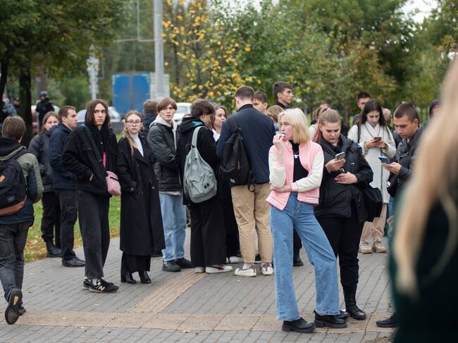 Los estudiantes evacuados en los alrededores del colegio