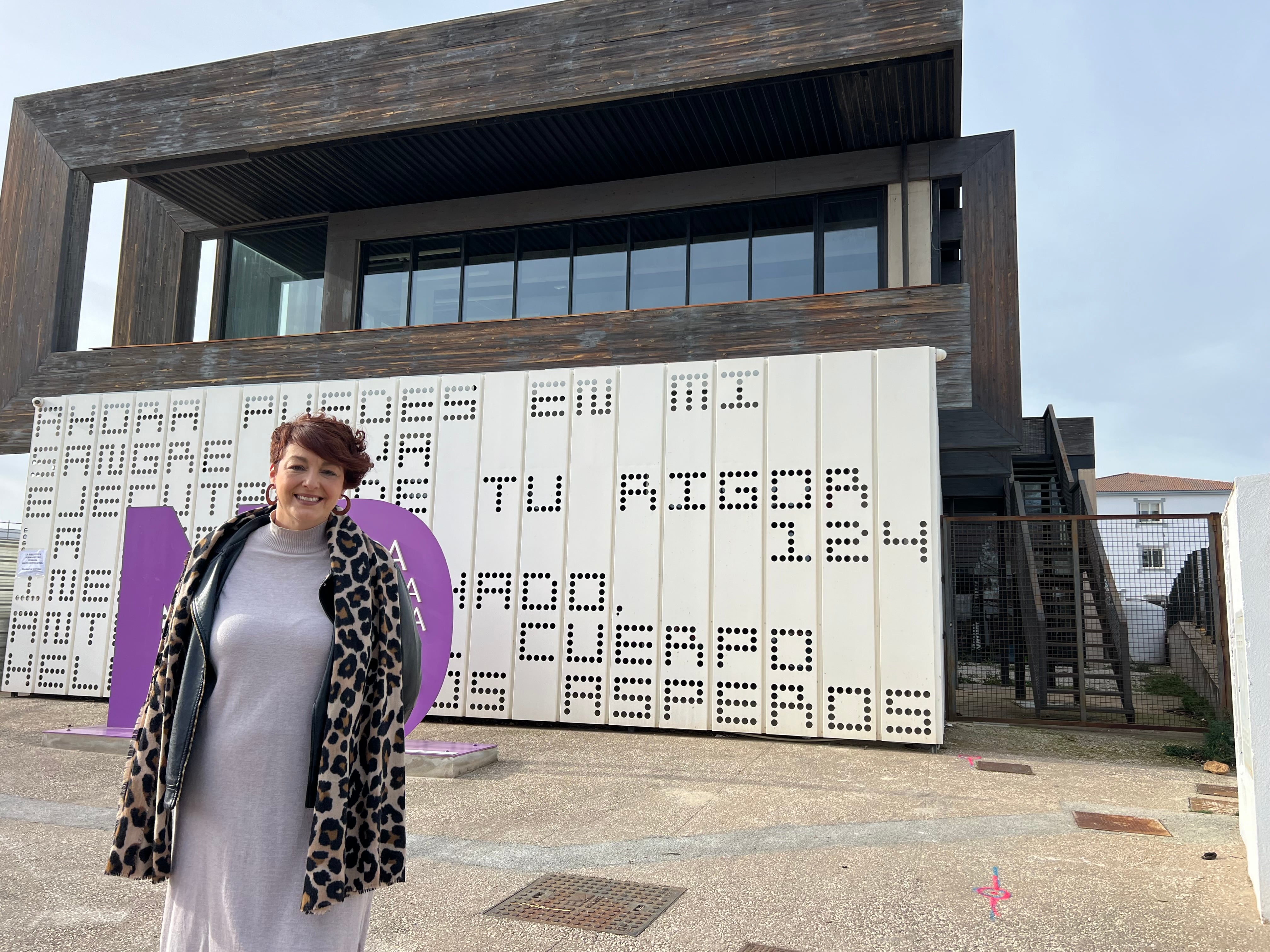 La concejala Pepi Cabrera junto a la Biblioteca Adolfo Suárez de Ronda