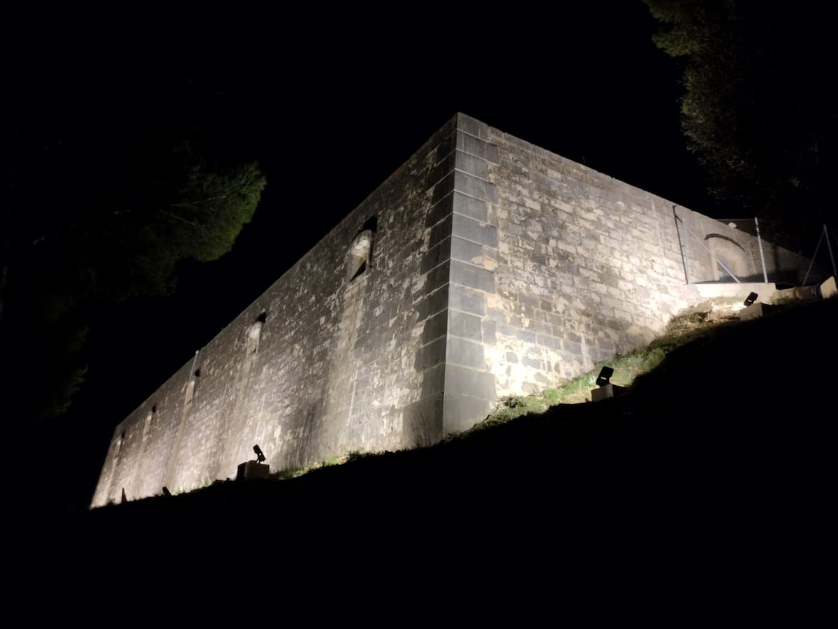Pedreguer mejora y pone en valor su histórico depósito de agua con nueva iluminación nocturna