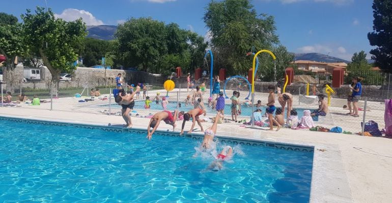 Los niños de los campamentos se dan el primer baño en la piscina de verano