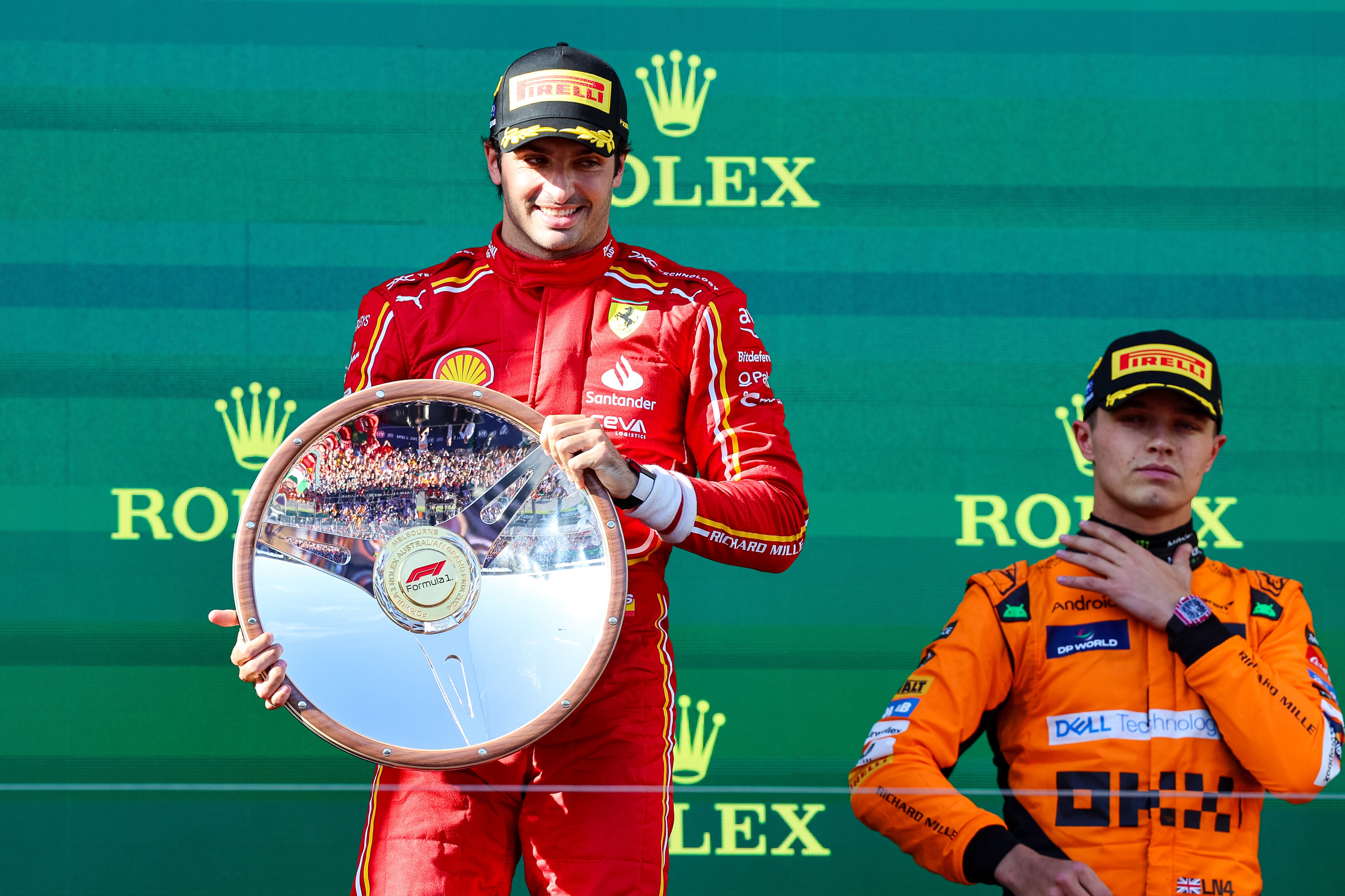 Carlos Sainz celebra en el podio la victoria en el GP de Arabia Saudí