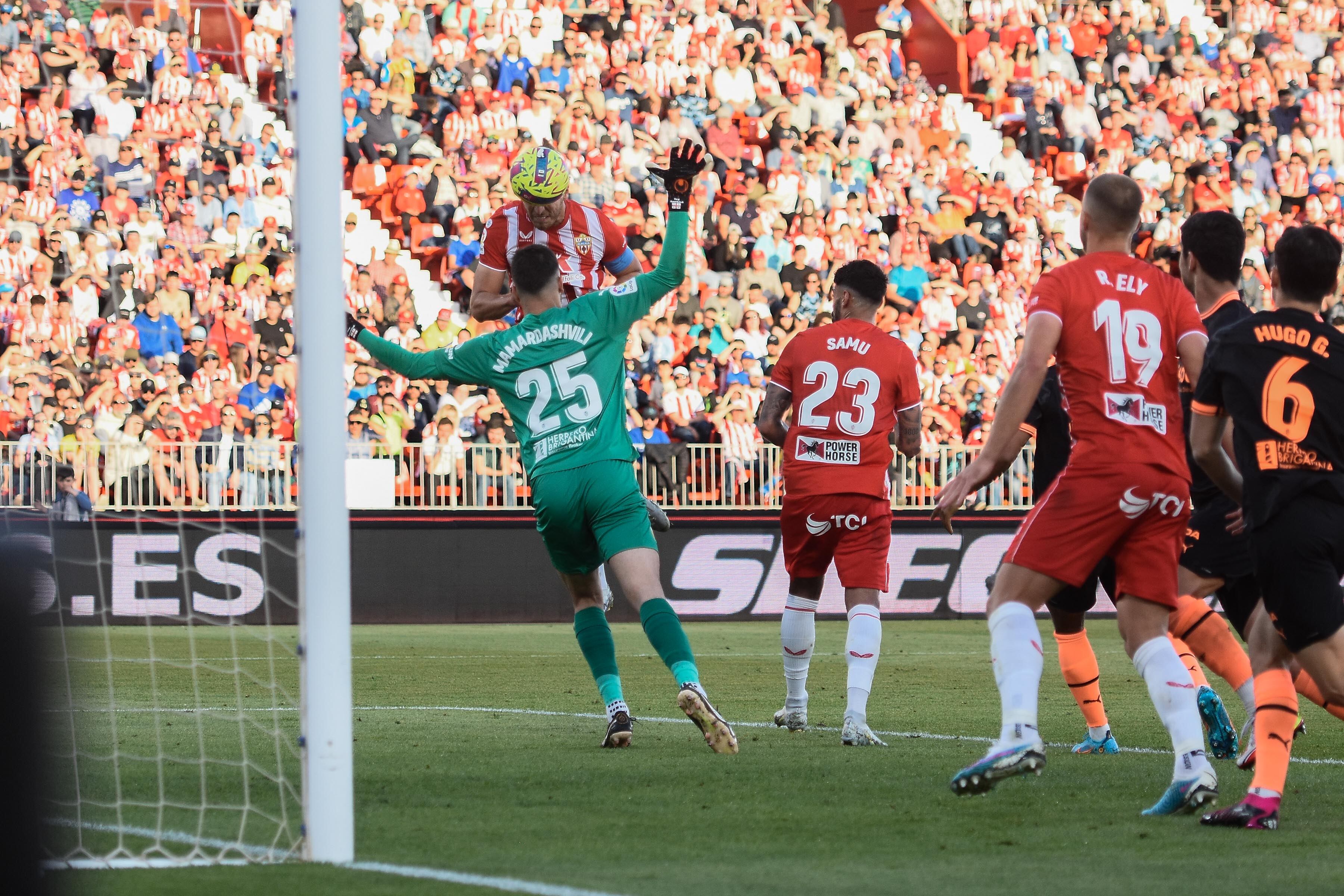 Babic cabecea a la red el segundo gol del Almería frente al Valencia.