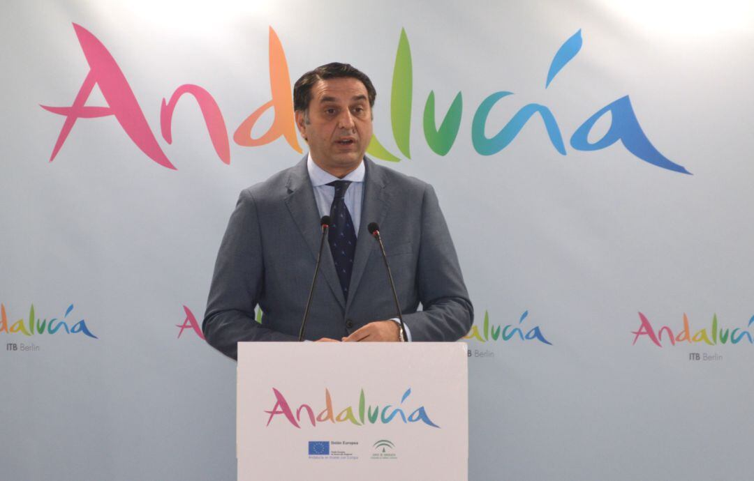 El consejero de Turismo, presentando el plan turístico del Levante almeriense.