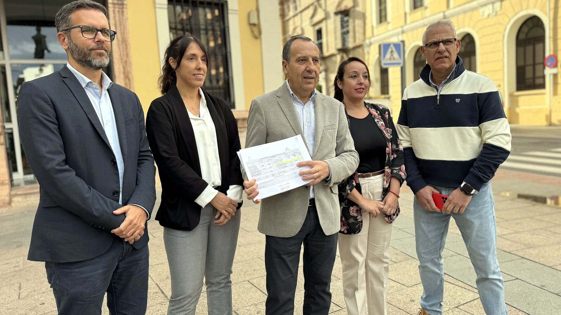 José Luis Ruiz Espejo (PSOE Antequera) junto a María José González, Noemí Escobar, Francisco Calderón y Pedro Doblado
