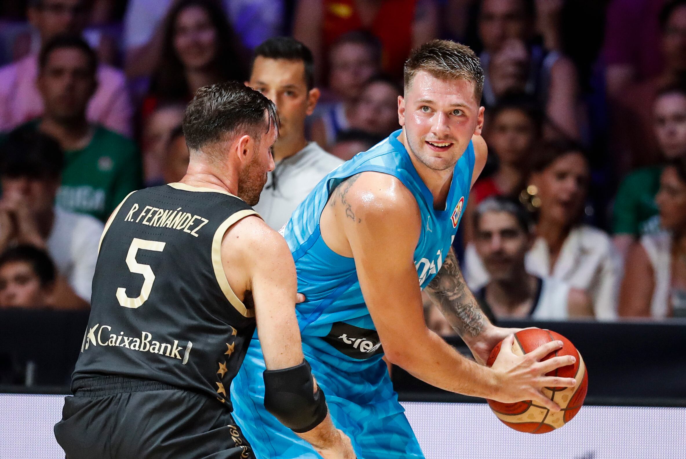 Luka Doncic y Rudy Fernández, durante el amistoso entre las selecciones de baloncesto de España y Eslovenia previo al Mundial de Baloncesto 2023. EFE/ Jorge Zapata