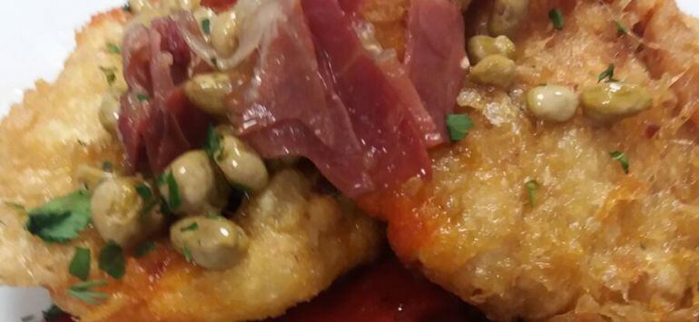 Lomo relleno de sobrasada ibérica con pimientos del Bierzo y habas salteadas con jamón de Guijuelo