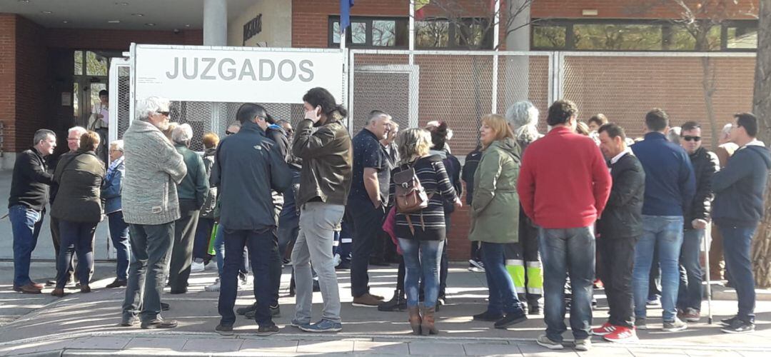 Decenas de personas han dado su apoyo al alcalde y los trabajadores denunciados