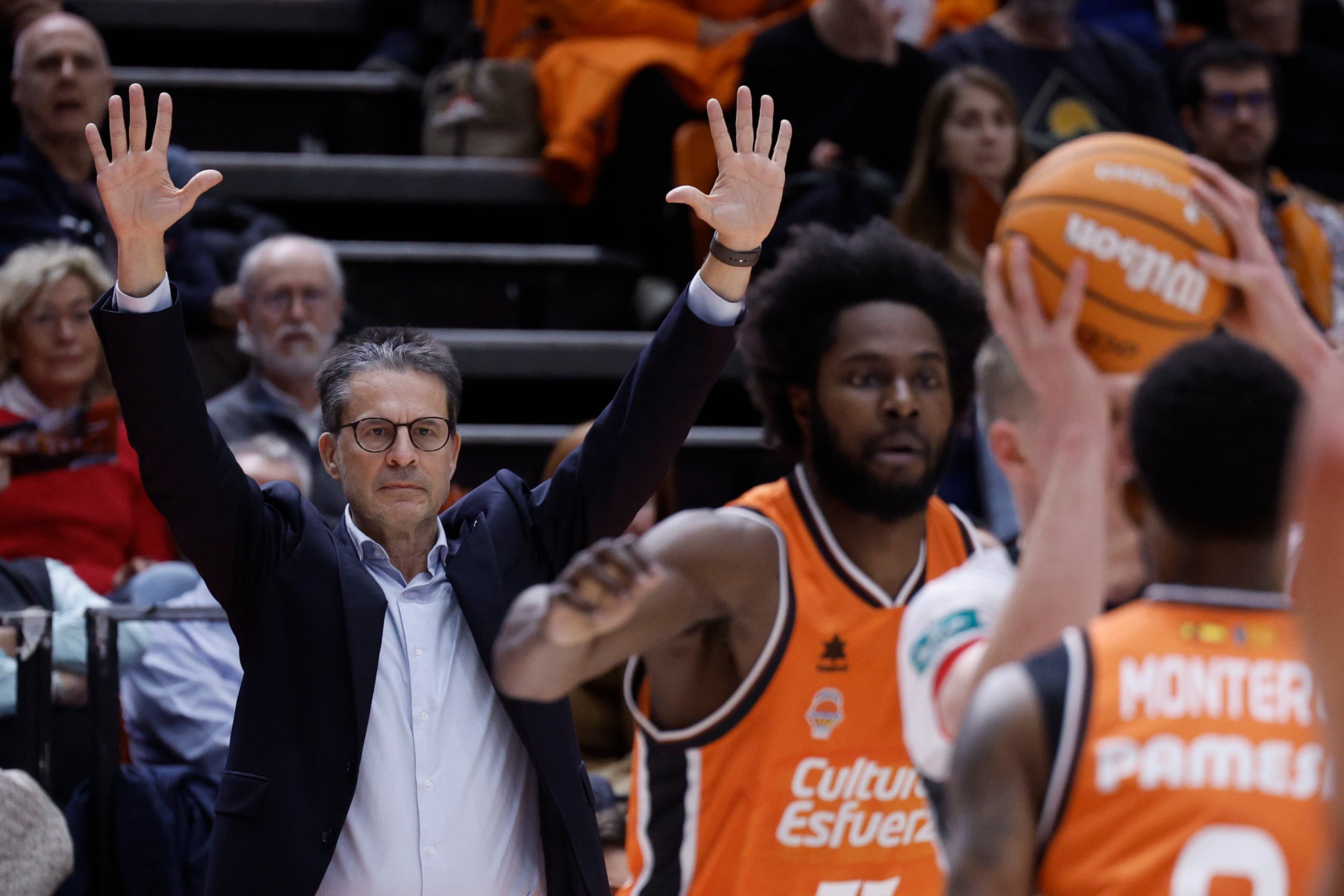 VALENCIA, 11/01/2025.- El entrenador del Valencia Basket Pedro Martínez (i), durante el partido de Liga Endesa de baloncesto que disputan ante el Covirán Granada este sábado en la Fuente de San Luis, en Valencia. EFE/ Kai Forsterling
