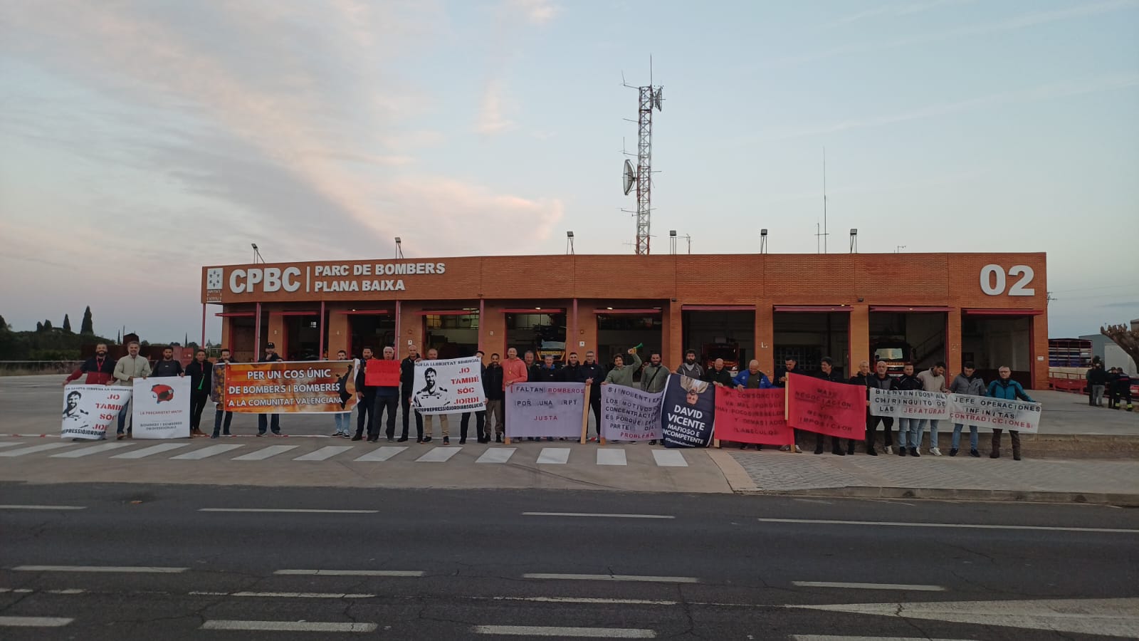 Los Bomberos protestaron para pedir la destitución del diputado de Bomberos, David Vicente.