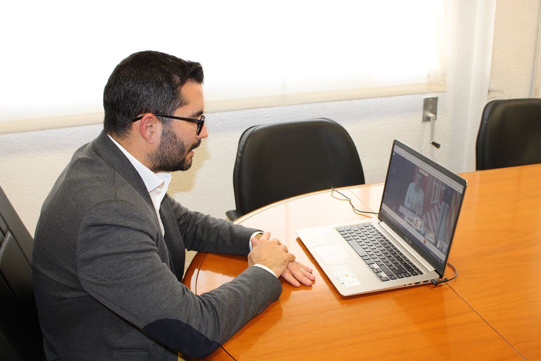 El alcalde de L'Alcora, Samuel Falomir, ha mantenido una reunión con el conseller de Infraestructuras, Arcadi España