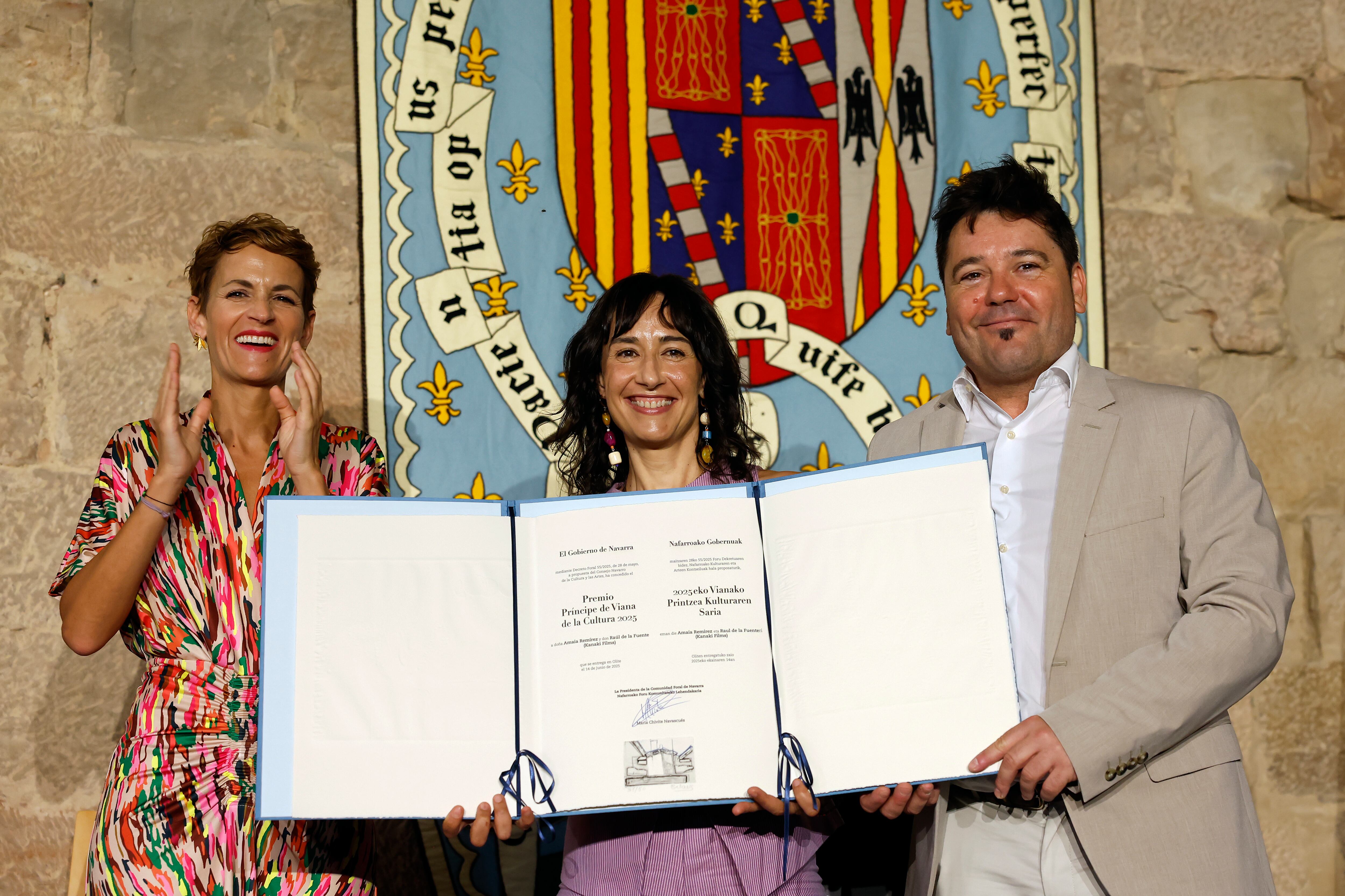 Los cineastas Raúl de la Fuente y Amaia Remírez reciben el Premio Príncipe de Viana de la Cultura,  por su mirada &quot;humana, empática&quot;, con narraciones y propuestas visuales que &quot;no huyen de la realidad por cruda que sea&quot;. 
