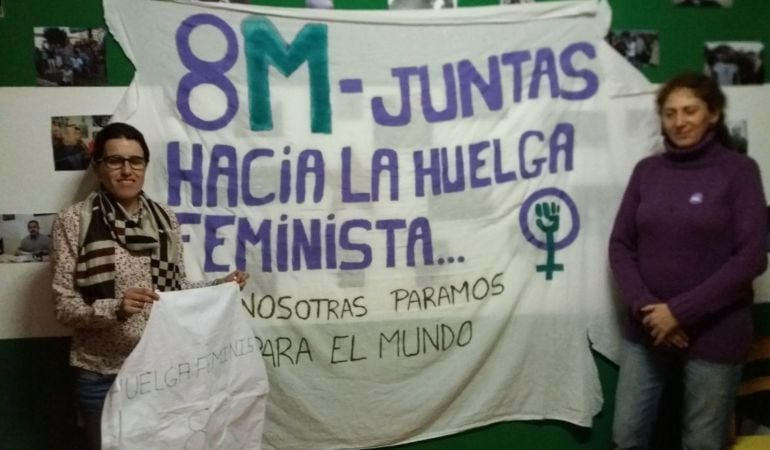 Isabel Montavez (izquda) y Matilde Infante, ante la pancarta que van a instalar en la pasarela a la altura de la rotonda de acceso al polígono industrial