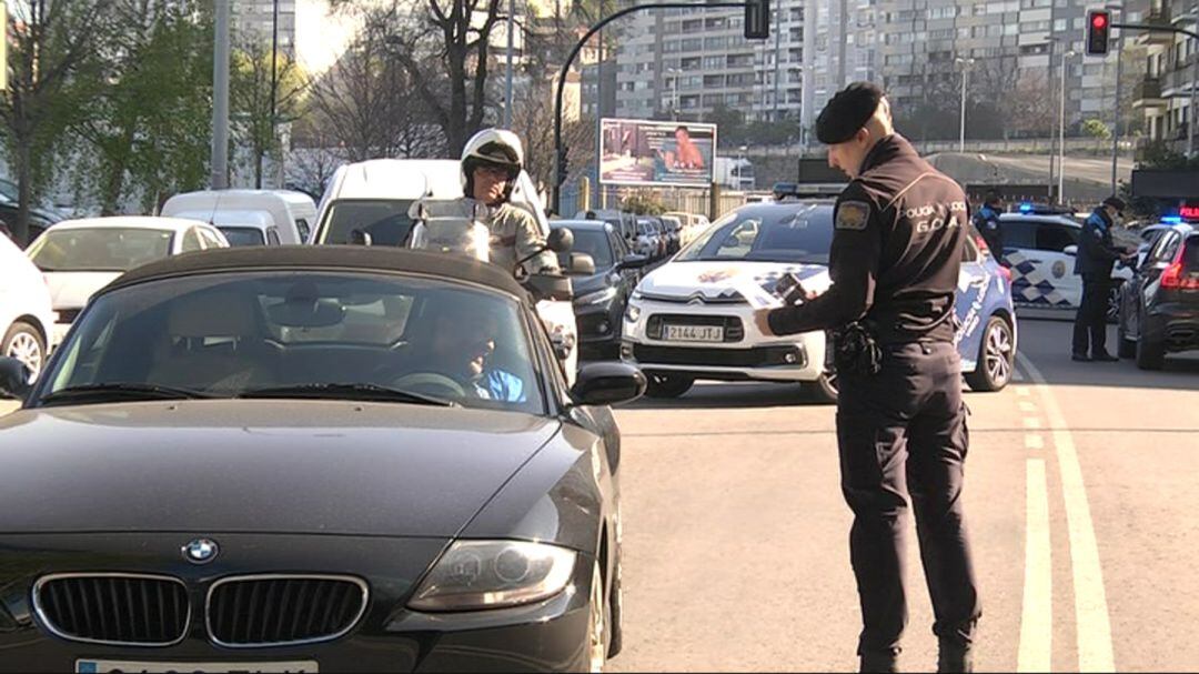 Un policía local durante el confinamiento