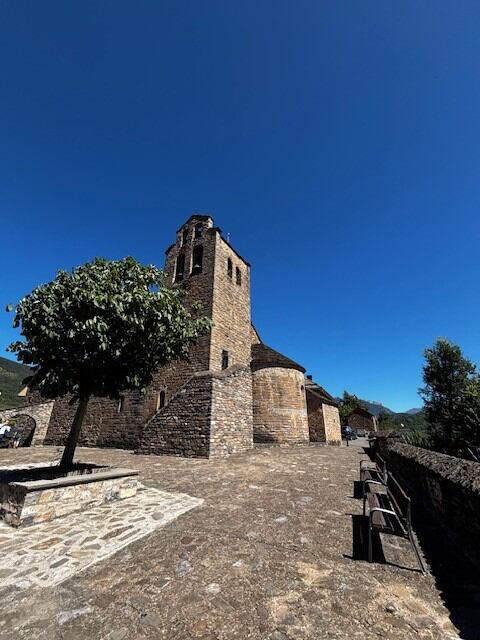Plaza de la Iglesia de Castiello de Jaca