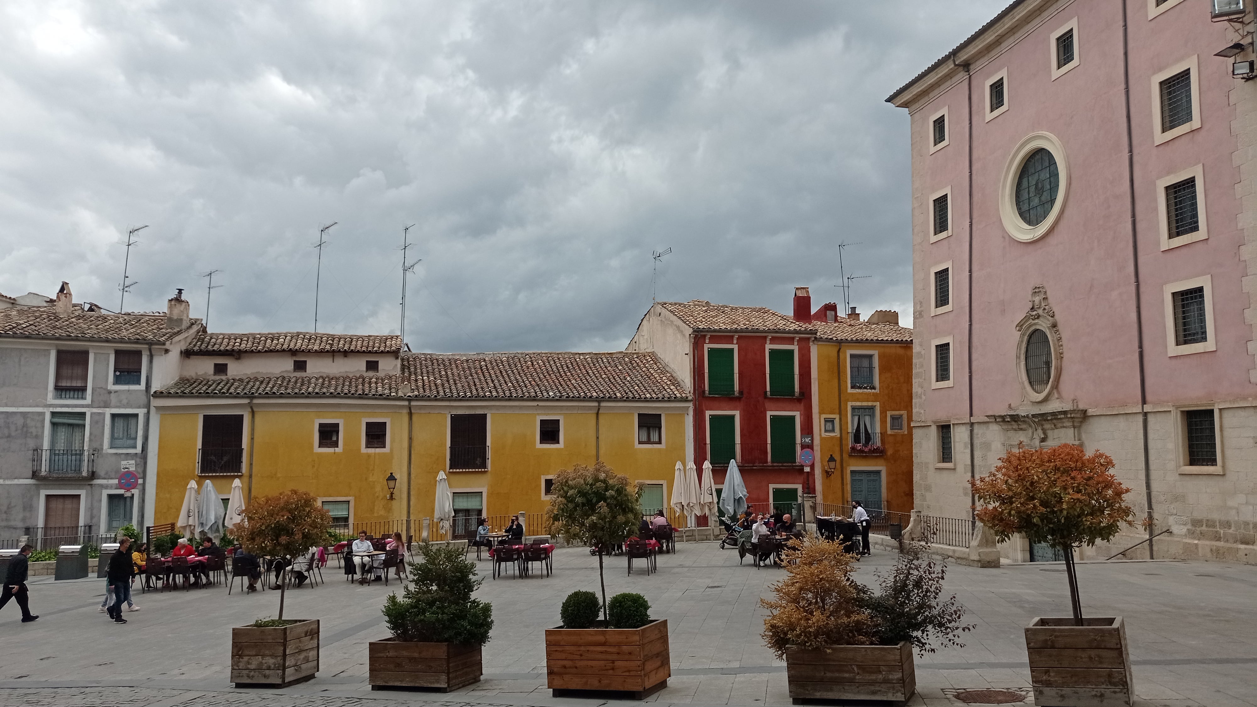 Fachada actual del convento de las Petras (a la derecha) en la plaza Mayor de Cuenca, espacio en el que se realizaban los autos de fe en los siglos XVI y XVII.