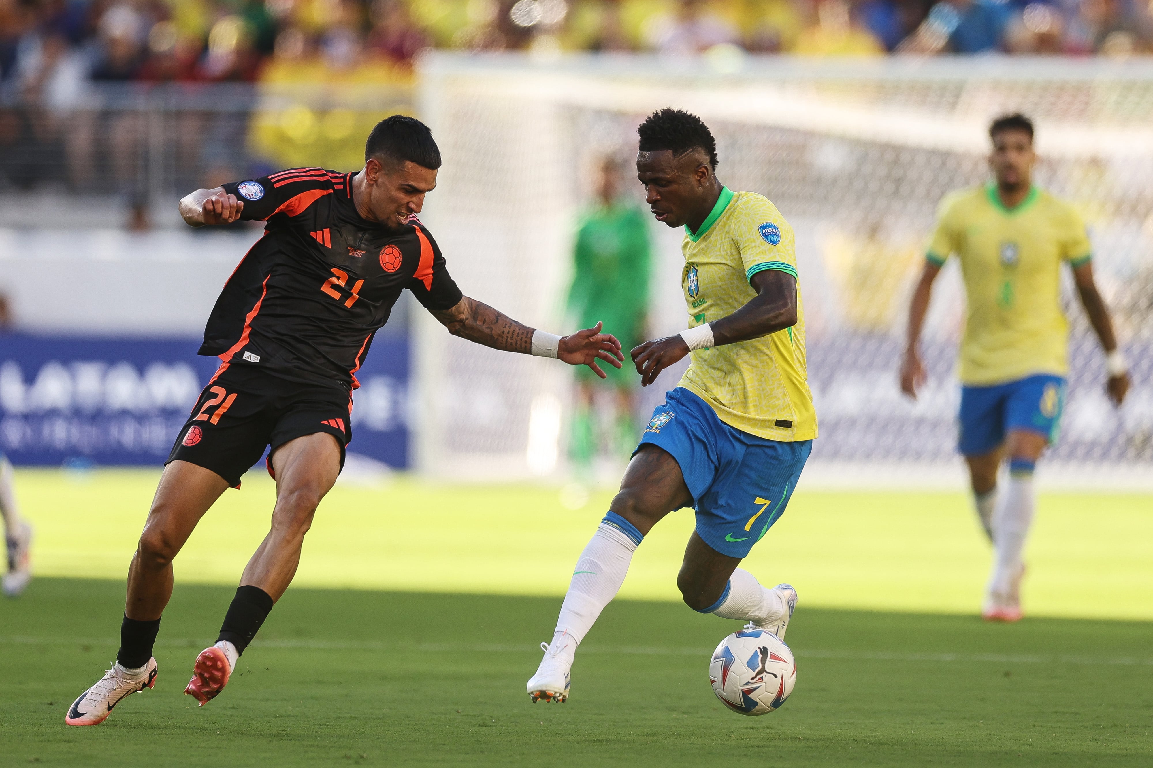 Daniel Muñoz y Vinicius Junior durante el partido entre Colombia y Brasil de Copa América 2024. (Photo by Ezra Shaw/Getty Images)