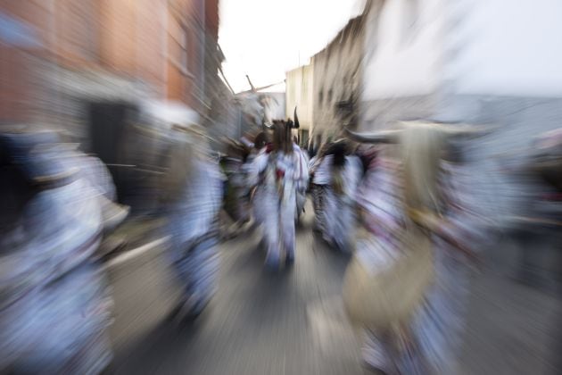 Los cucurrumachos recorren las calles arrojado paja y haciendo sonar los cencerros