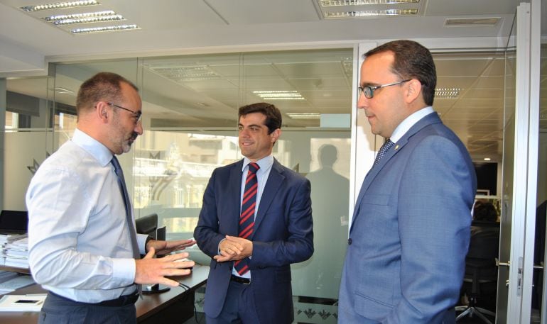 El alcalde de la capital, Javier Cuenca durante su visita a las instalaciones de Globalcaja