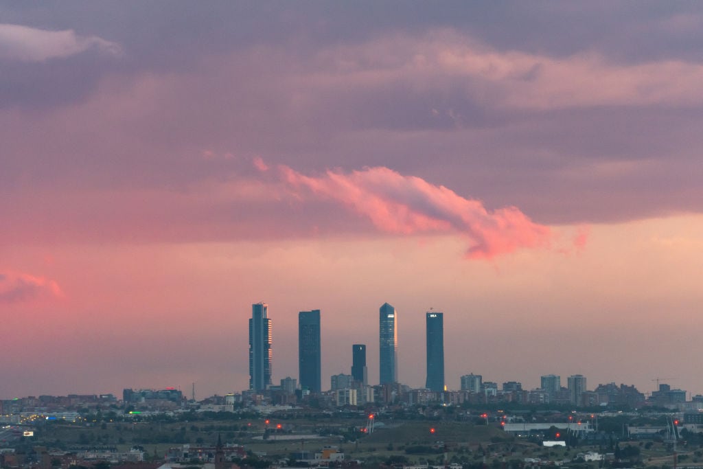 Vista de Madrid con el cielo nublado.