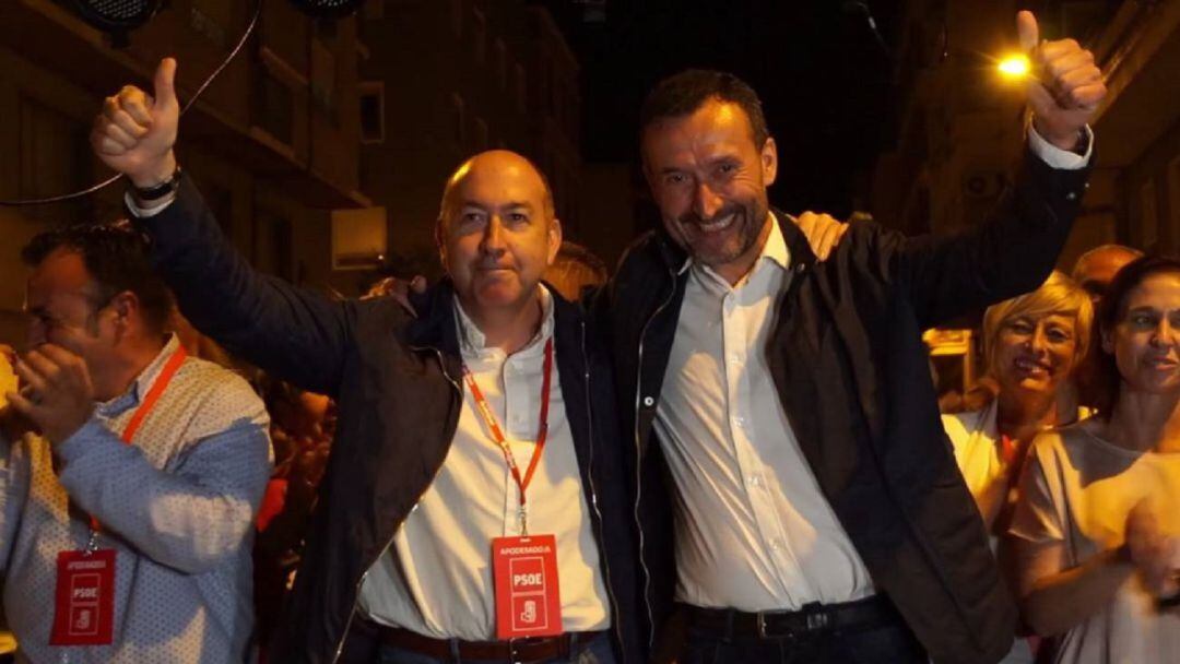 El diputado nacional Alejandro Soler (i) y Carlos González (d), el actual alcalde de Elche, que ha renovado al frente de la Alcaldía.