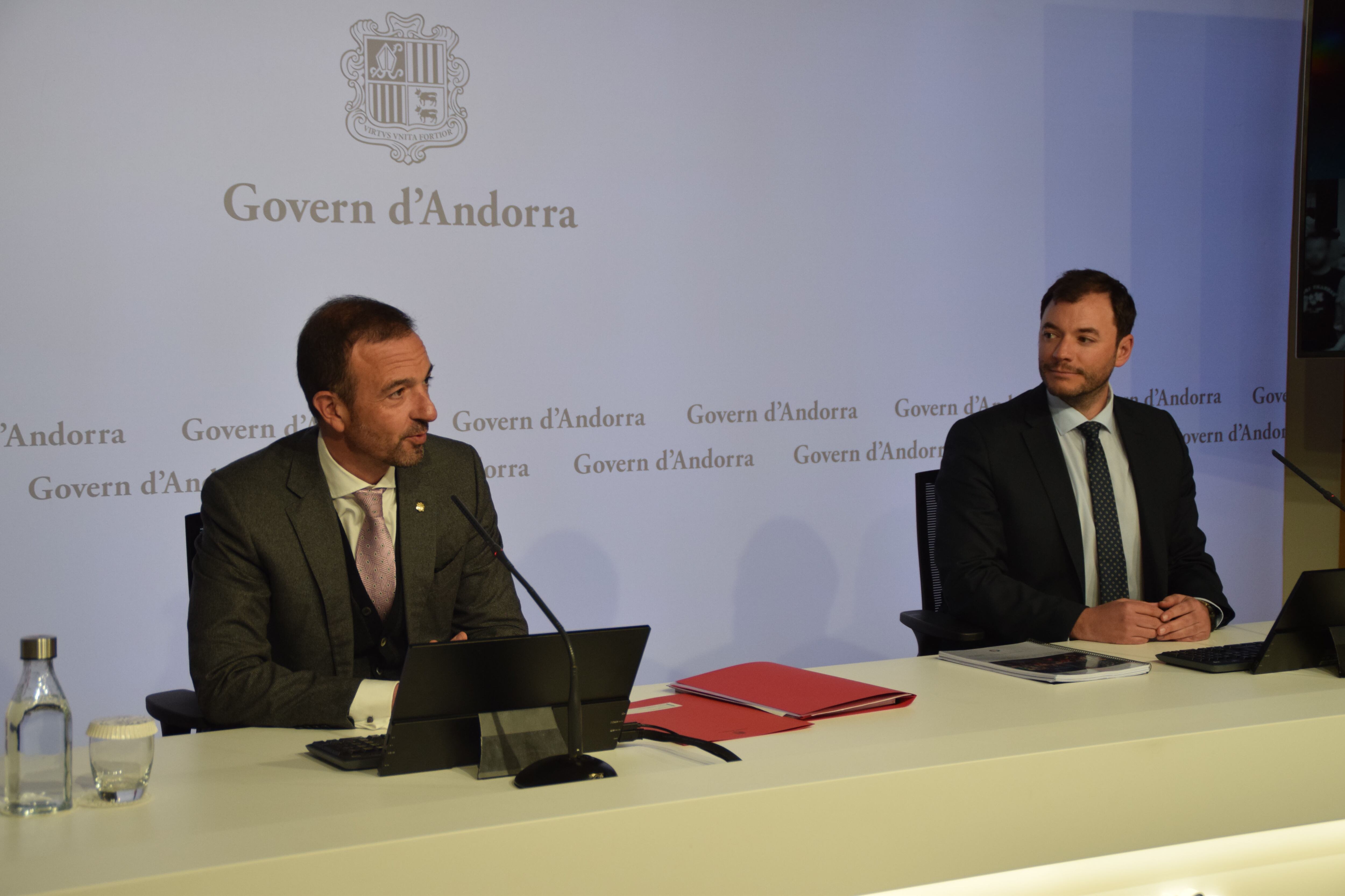 El ministre de Turisme, Jordi Torres, i el coordinador de l'estudi, Jose Gismero, presentant l'estudi de capacitat de càrrega turística del país.