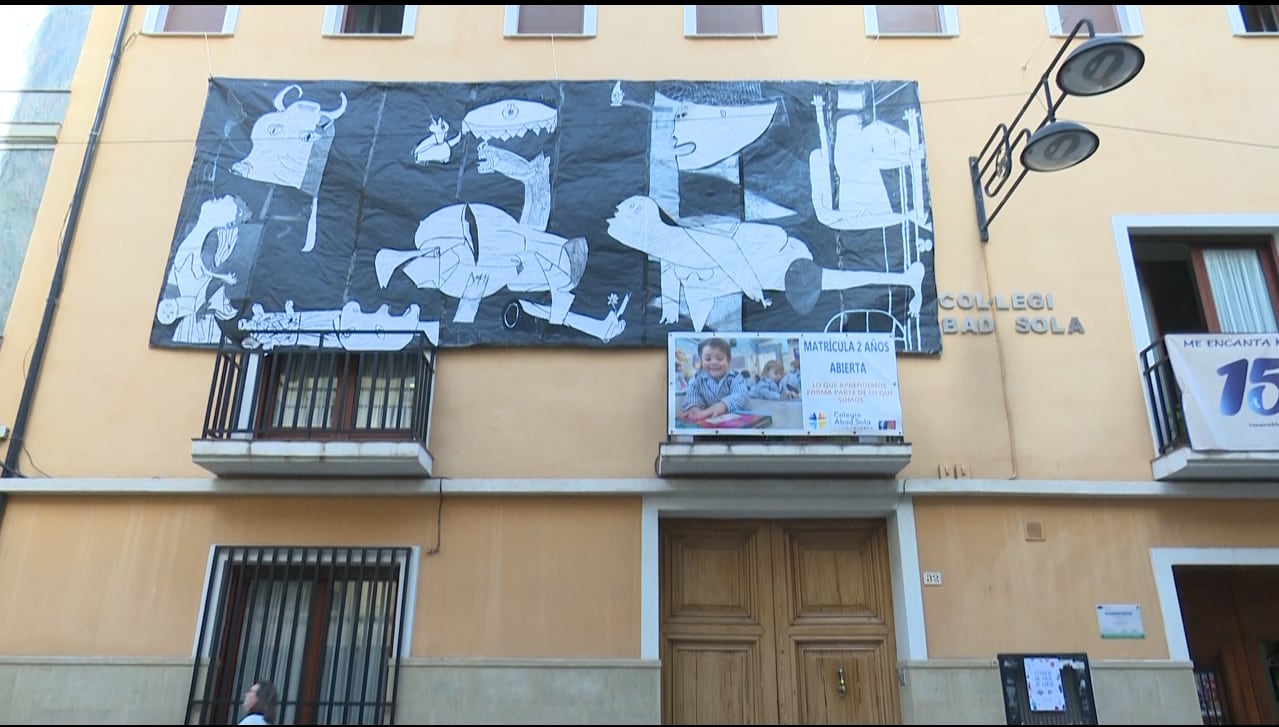 Réplica del Guernica que ha realizado el alumnado del colegio Abad Sola de Gandia.