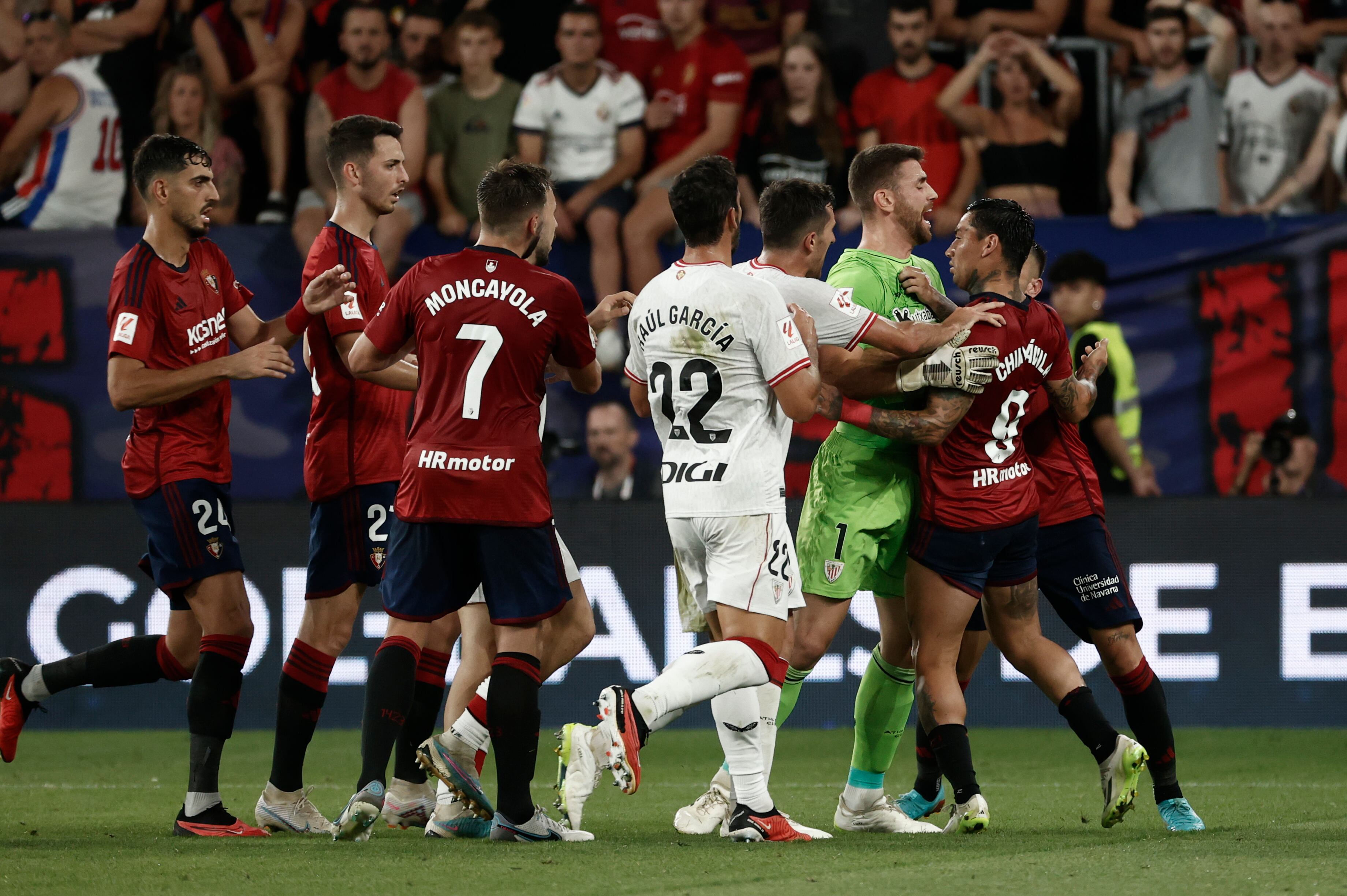 PAMPLONA, 19/08/2023.- Los jugadores del Athletic de Bilbao discuten con los de Osasuna tras la entrada de Chimi Ávila a Alejandro Berenguer, durante el partido de la segunda jornada de LaLiga que Atlético Osasuna y Athletic de Bilbao disputan este sábado en el estadio de El Sadar, en Pamplona. EFE/Jesús Diges
